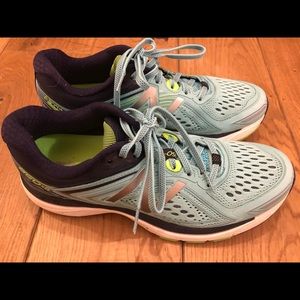 Women’s New Balance 860v8 running sneakers